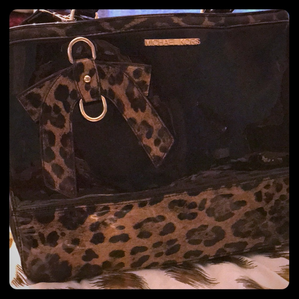 This is a beautiful Michael kors Bag